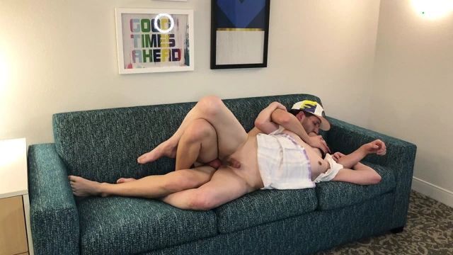 Çok seksi minyon trans öğrenci kanepede sert sikiliyor