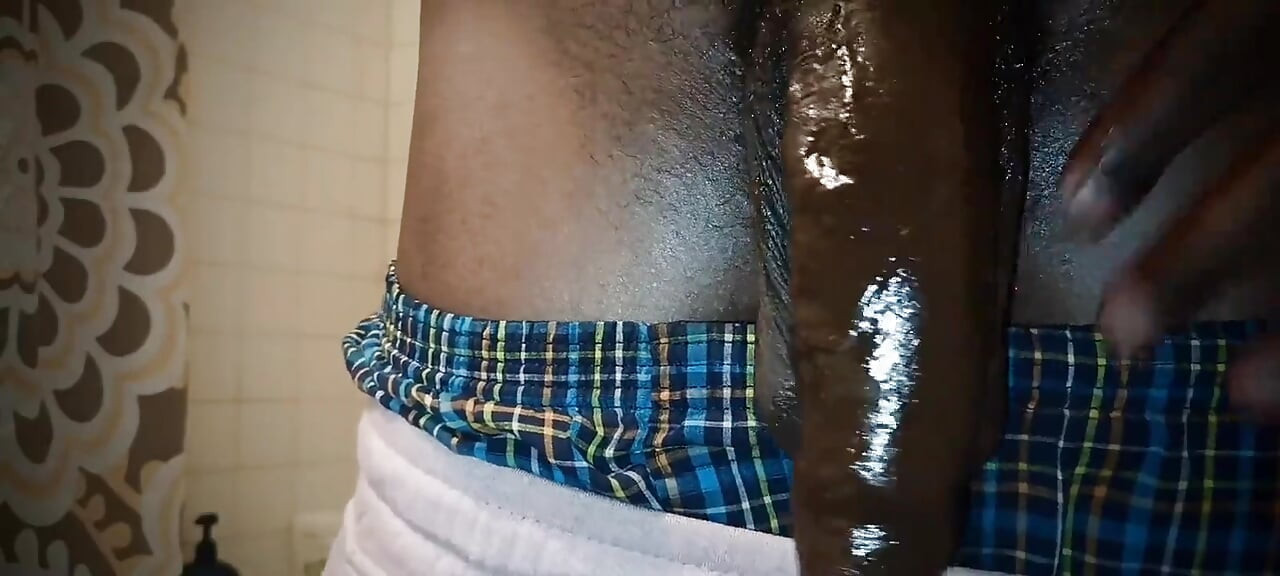 Chocolatemeatstick sallanıyor ve büyük siyah yarağı sikiyor