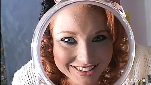 Doğal kızıl saçlı iki azgın adam tarafından aynı anda yalanıyor ve sikiliyor