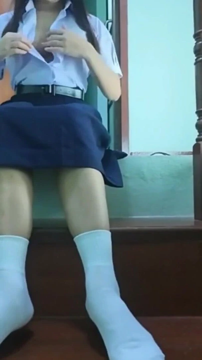 Lise öğrencisi gerçek taylandlı solo evin merdivenlerinde sahte | Klip 1