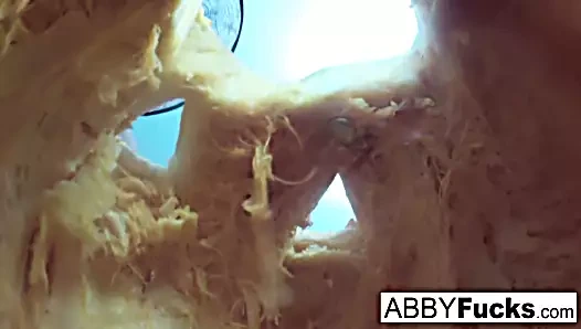 Abigail mac balkabağı oyuyor, sonra kendi kendine oynuyor