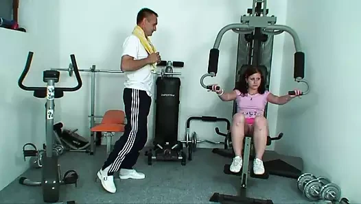 Mükemmel vücutlu ve doğal memeli yarak arzulayan spor salonu sürtüğü