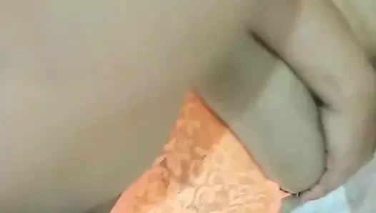 Utangaç ama kaltak tıraşlı amcığını görmemi sağlıyor