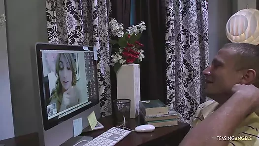 Onunla internette buluştuktan sonra, sarışın hatun yarağına binmek için onun yerine gidiyor