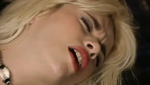 Güzel Alman sarışın bebek şehvetli anal sikişin tadını çıkarıyor