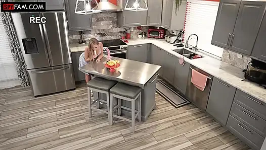 Üvey baba beni kişisel sikiş oyuncağı gibi kullanıyor