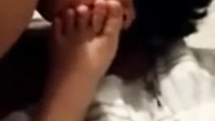 Köle genç kızın ayaklarını berbat