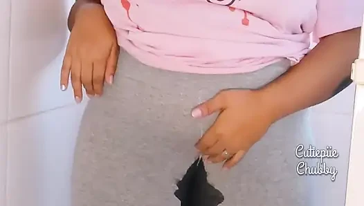 İri güzel kadın zenci tayt üzerinde işiyor