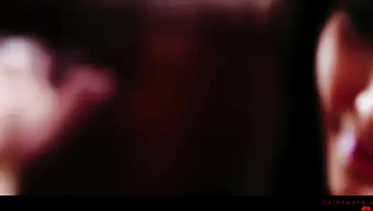 Lezbiyen aşıklar birbirlerini parmaklıyor ve amcık dudaklarını yalıyor