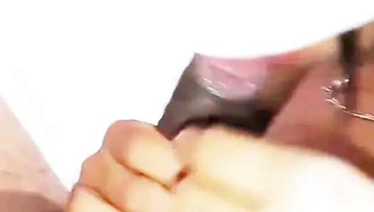 Üvey kız kardeşim önce bana iyi bir sakso çekiyor, sonra boşalana kadar üstüme çıkıyor.