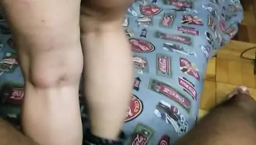 Sıcak eş oturur üzerinde benim horoz