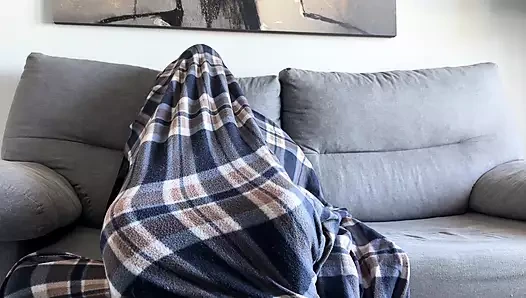 Üvey kız kardeş eve erken geldi ve üvey erkek kardeşini mastürbasyon yaparken yakaladı ve porno izlerken ona mastürbasyon yapıyor!