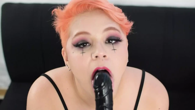 Büyük siyah dildo ile bakış açısı oral seks