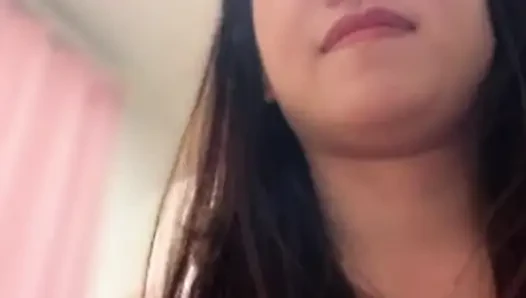 Güzel Çinli kız kamerada canlı mastürbasyon yapıyor