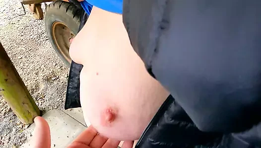 Göğüslerinin boşalmasına izin vermek için kıyafetlerini çıkar