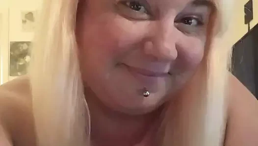 Blancagirlbbw az önce çektiğim videoyu düşünürken sigara içiyor