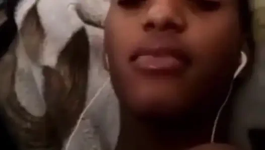 Zenci azgın kız görüntülü görüşmede erkek arkadaşıyla mastürbasyon yapıyor, fışkırtıyor