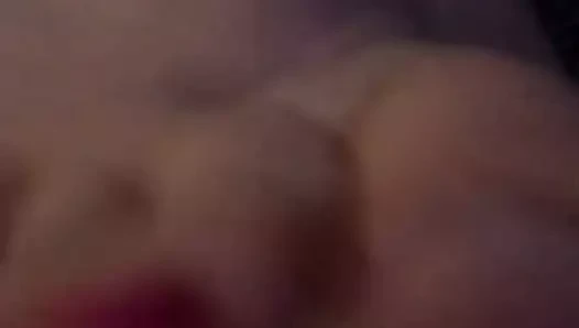 Güzel kıvrımlarını ve ayaklarını sergiliyor