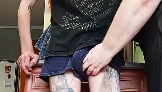 Komşu sert bir yarağı ağzına alıyor ve döl yutuyor