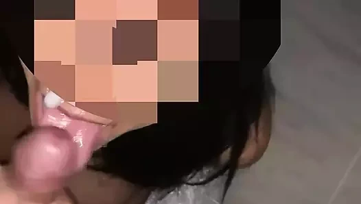 Esmerflower1'in büyük götü yoğun bir fotoğraf çekiminin ardından yağlanıyor ve sikiliyor.