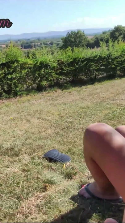 Halka açık bir parkta bir kızın önünde sikimi dışarı çekiyorum ve yüzüne cum | Klip 1