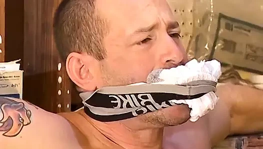 Boundmuclejocks: Robert Black derek da silvas'ın yoğun yarağı ve taşak işkencesi altında inliyor ve dayanıyor