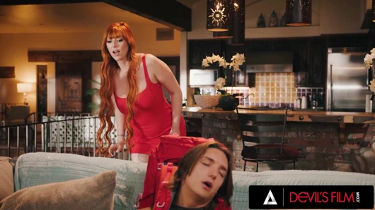 Devils filmi - büyük memeli üvey anne üvey oğlunu mastürbasyon yaparken yakalıyor ve işini bitiriyor