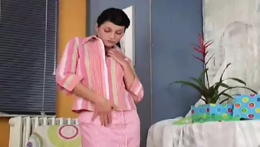 Siyah saçlı seksi beyaz sürtük kamerada sıkı küçük yarıkını mastürbasyon yapıyor