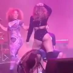 Ashanti götünü sallıyor