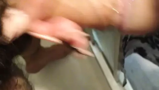 Adamım duştayken sikini ovuşturuyor