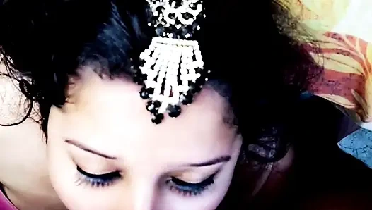 Ateşli Hintli kız komşu oğlanla sikişiyor