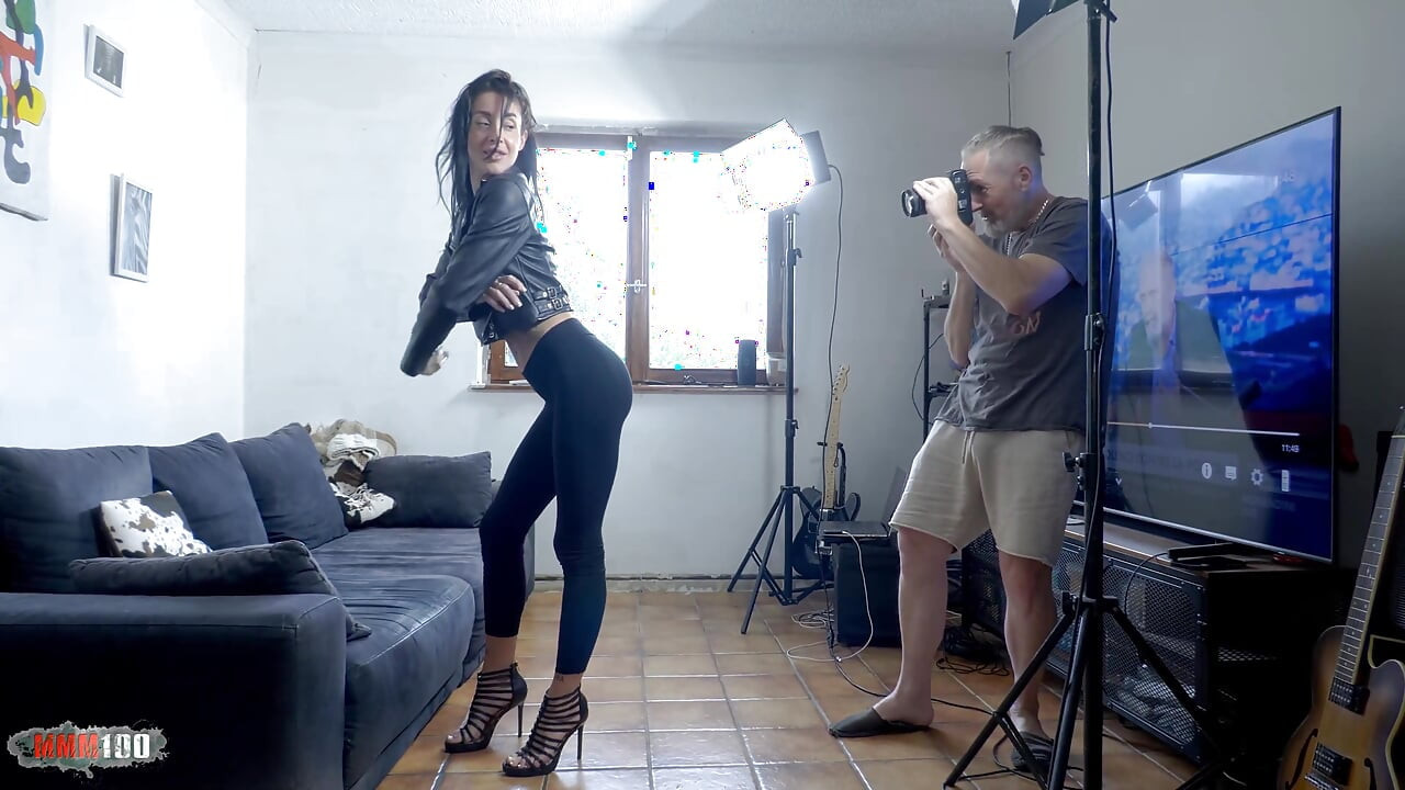 Büyük memeli sıska orta yaşlı seksi kadın Silvia Preslar yumuşak fotoğraf çekiminde kanepede Terry Kemaco'yu emiyor ve fışkırtarak sert amcık sikişine dönüyor