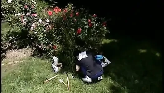 Yaşlı bir kadın evde sutyenli partneri ile konuşuyor 2'de 1 sahne