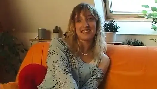 Pirsingli memeli güzel sarışın oyuncu seçmelerinde amını ovuyor