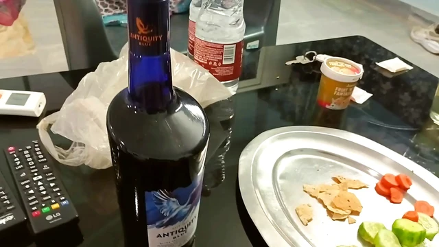 Пуна горячая и симпатичная новобрачная жена в первый раз выпивает и для хардкорного секса