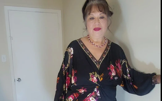 Akşam dışarı çıktıktan sonra soyunuyor, işiyor ve kıllı amcığıma mastürbasyon yapıyor.