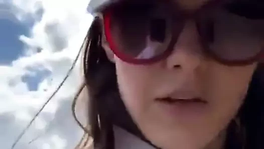 Alexandra anna Daddario arkadaşlarla yürüyüş