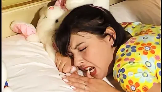 Junge brunette squirte vor dem ficken schon