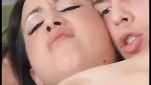 Rachell ann dövmeleriyle yatak odasında sikişiyor