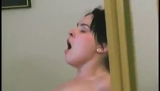 Küçük güzel memeli azgın hatun yarağa sert biniyor