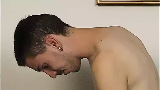 O nazikçe küçük poposunu sikikleri