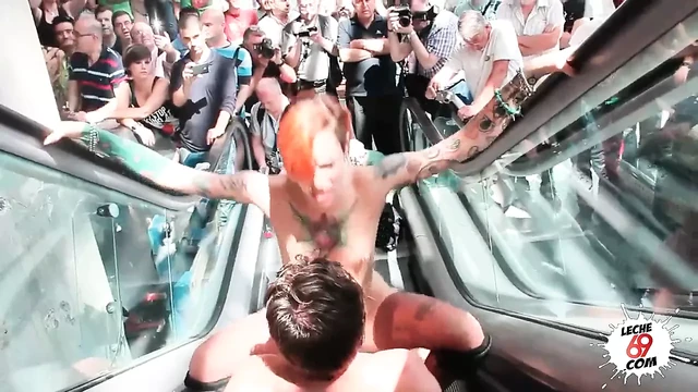 Настоящий публичный секс Leche 69 с грязной шлюшкой