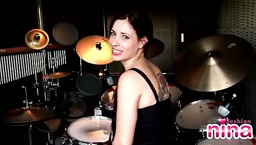 Lezbiyen Nina Drummer göğüslerini ve amcığını gösteriyor