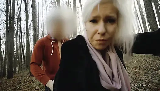 Tinder'dan rastgele adamla yürüyüşte riskli halka açık sikiş