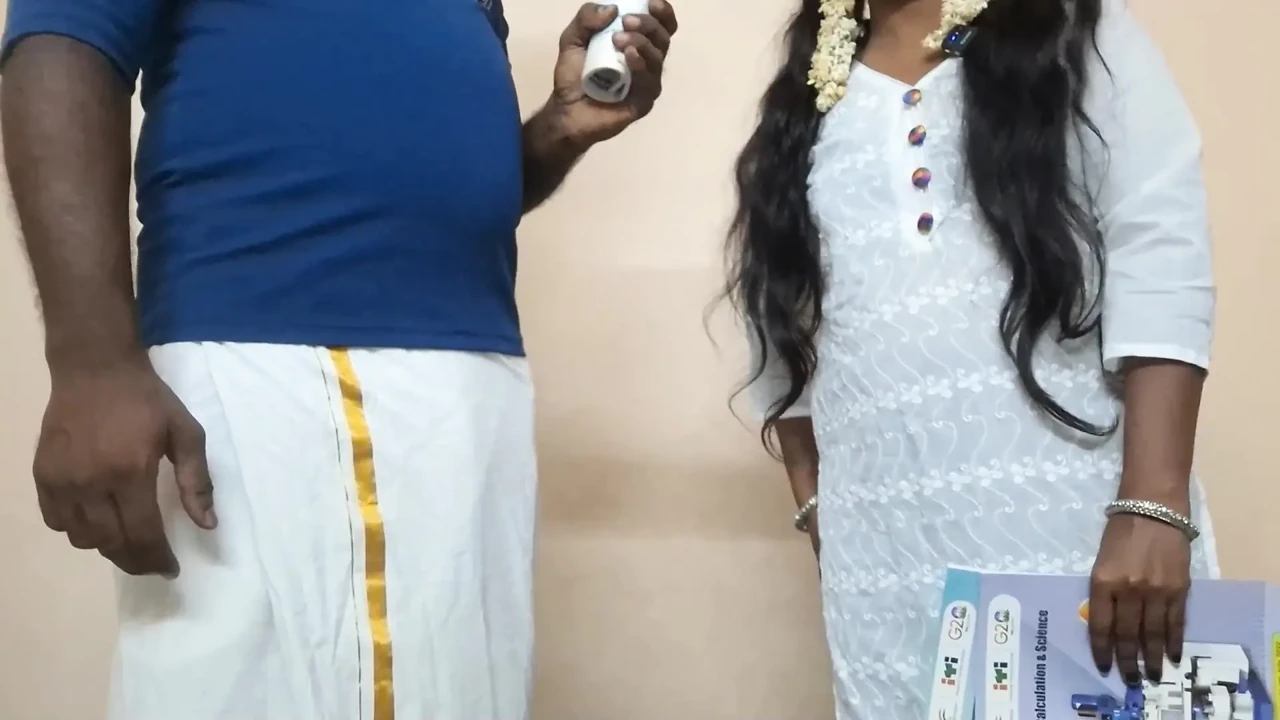 Hintli desi tamil öğrenci puan almak için öğretmeniyle sikişiyor