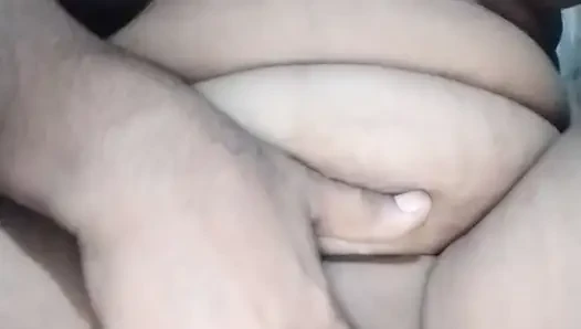 Hintli viral sürtük elini uzatıyor ve amcığımı salatalık ile daha sert sikiyor