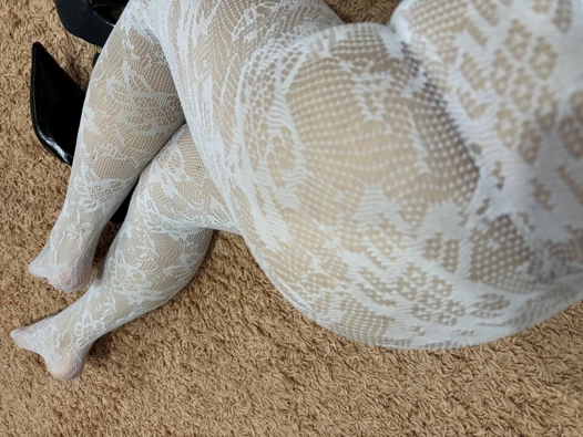 Beyaz tangalı ve çoraplı seksi göt ve bacaklar