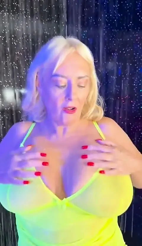Sırılsıklam dildo kendini ıslak sikiyor
