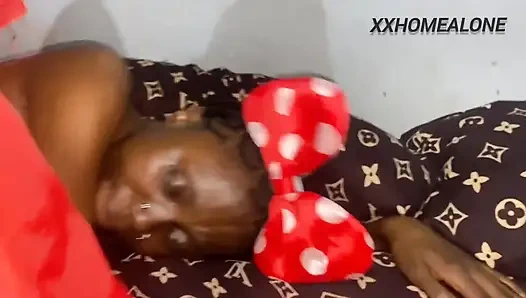 Seks bağımlısı Vera geceleri oyuncaklarıyla oynadıktan sonra şeytanla vahşi bir çılgın sikiş hakkında ıslak rüyalar yaşadı