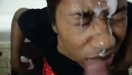 Siyah güzellik banyoda yüz alır!